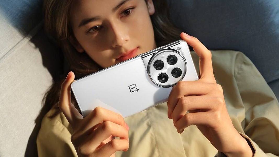 Bunkevis af billeder og en video af OnePlus 12 lækket