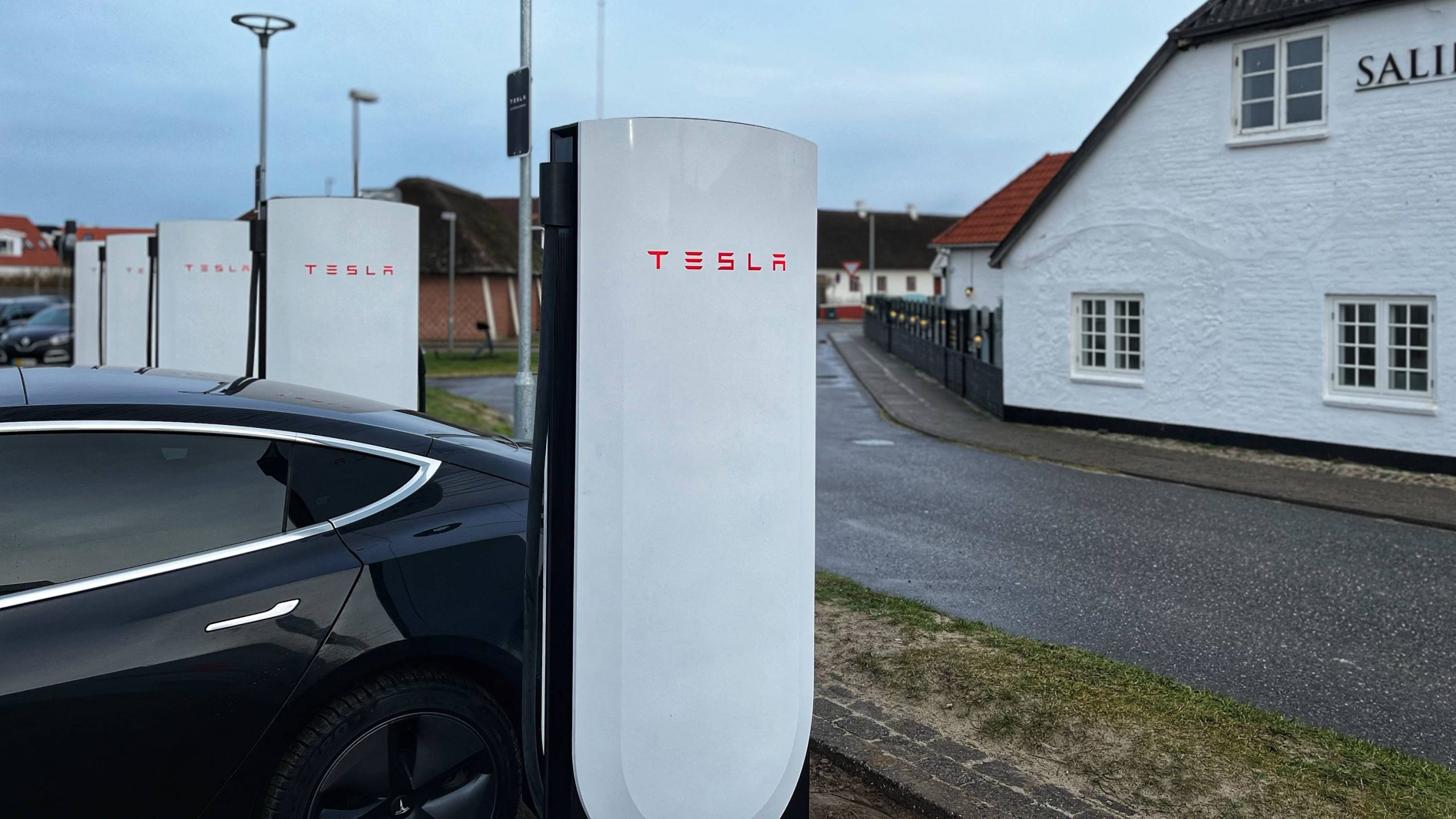 Tesla åbner første V4 Superchargerstation i Danmark
