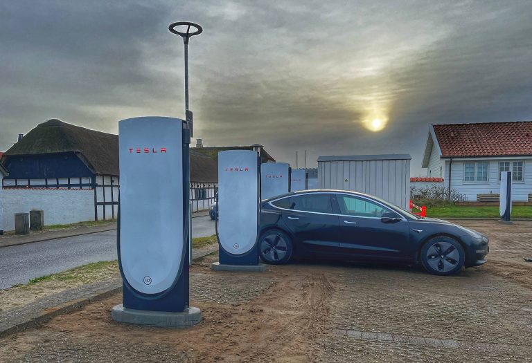 Tesla åbner første V4 Superchargerstation i Danmark