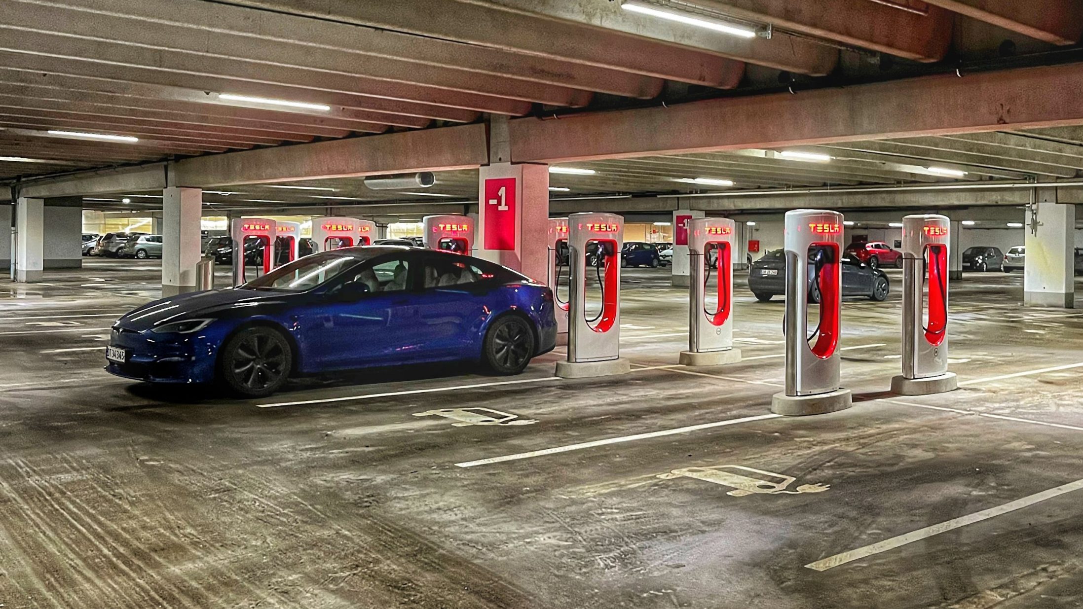 Tesla åbner ny Supercharger-ladestation i Storkøbenhavn