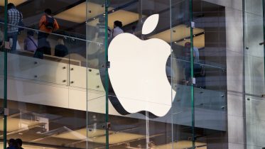 Apples salg af iPhones vil falde med op til 15 procent i 2024