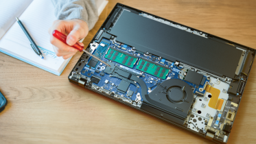 iFixit hjælper Lenovo med gør-det-selv reparation af laptops