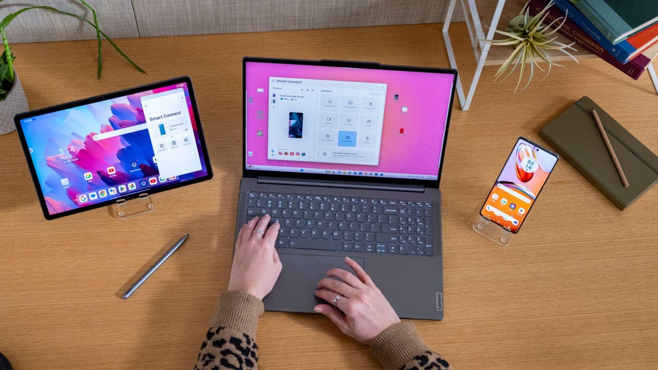 Smart Connect kører på en mobil, en bærbar og en tablet på skrivebordet.