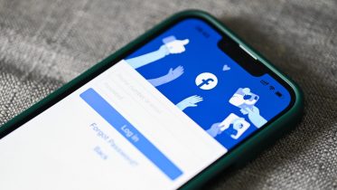 Meta vil efterkomme EU-regler med billigere annoncefri Facebook
