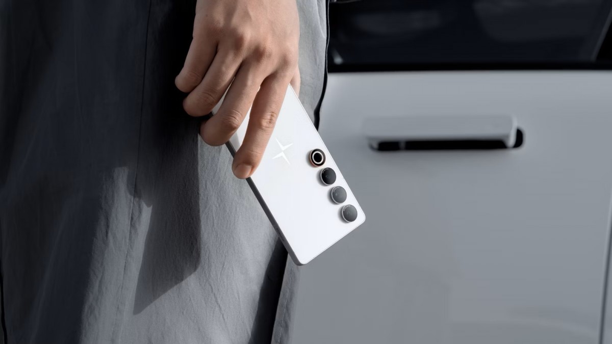 Polestar Phone holdt i hånden