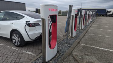 Færre Tesla Superchargere på vej efter ny fyringsrunde