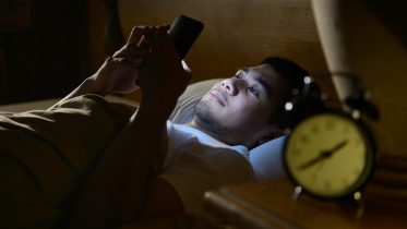 De fleste danskere tager mobilen med i seng
