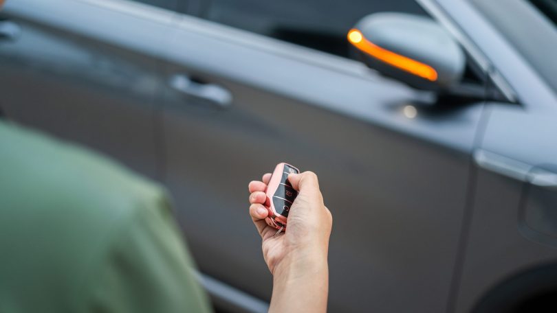 Tyve står på lur og jammer billåsen, når du forlader bilen