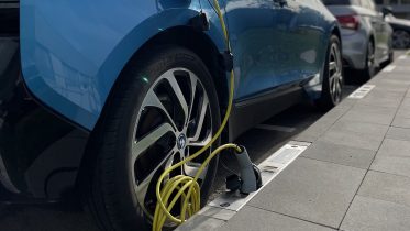 Ny oplader til elbiler er skjult i kantstenen