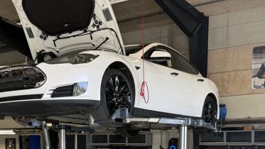 Kunderne får 12 års garanti på elbilens batteri