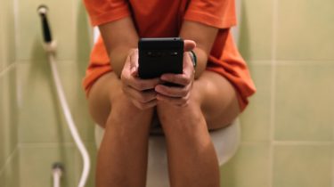 Mobilscrolling på toilettet kan give hæmorider