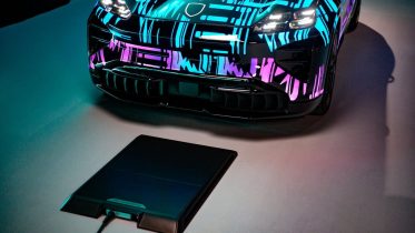 Porsche Cayenne Electric kan oplades trådløst