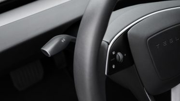 Nu kan du købe blinkerarm til Tesla Model 3