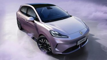 Første elbil med semi solid state-batteri leveres nu