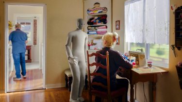 Robotten Neo hjælper i hjemmet – og overvåger dig