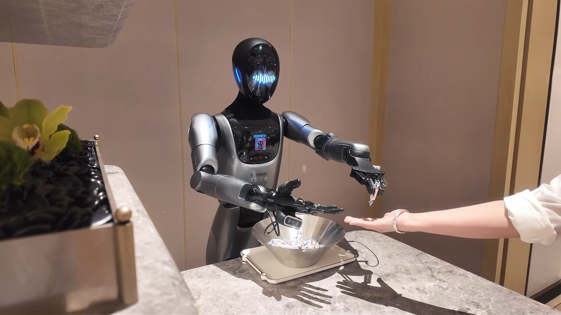 Verdens første hotel drevet af humanoide robotter