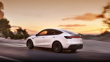 Musk: Snart må man sms’e bag rattet i en Tesla