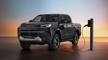 Ny Toyota Hilux som elbil med skuffende rækkevidde