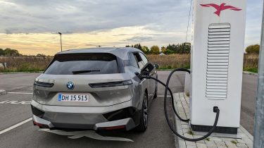 Hvorfor må man ikke lade batteriet helt op?