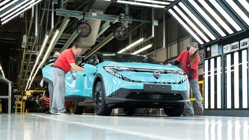 Et sjældent kig ind: Se Nissan Leaf blive bygget