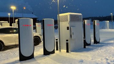 Tesla tvunget til at lade elbiler op med diesel