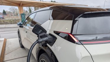 Denne lille elbil lynlader som en Porsche