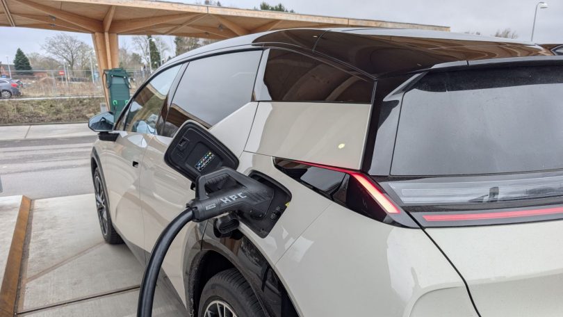 Denne lille elbil lynlader som en Porsche