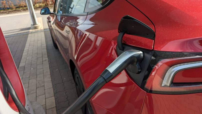 Tesla indfører fast takst på lynopladning i Danmark