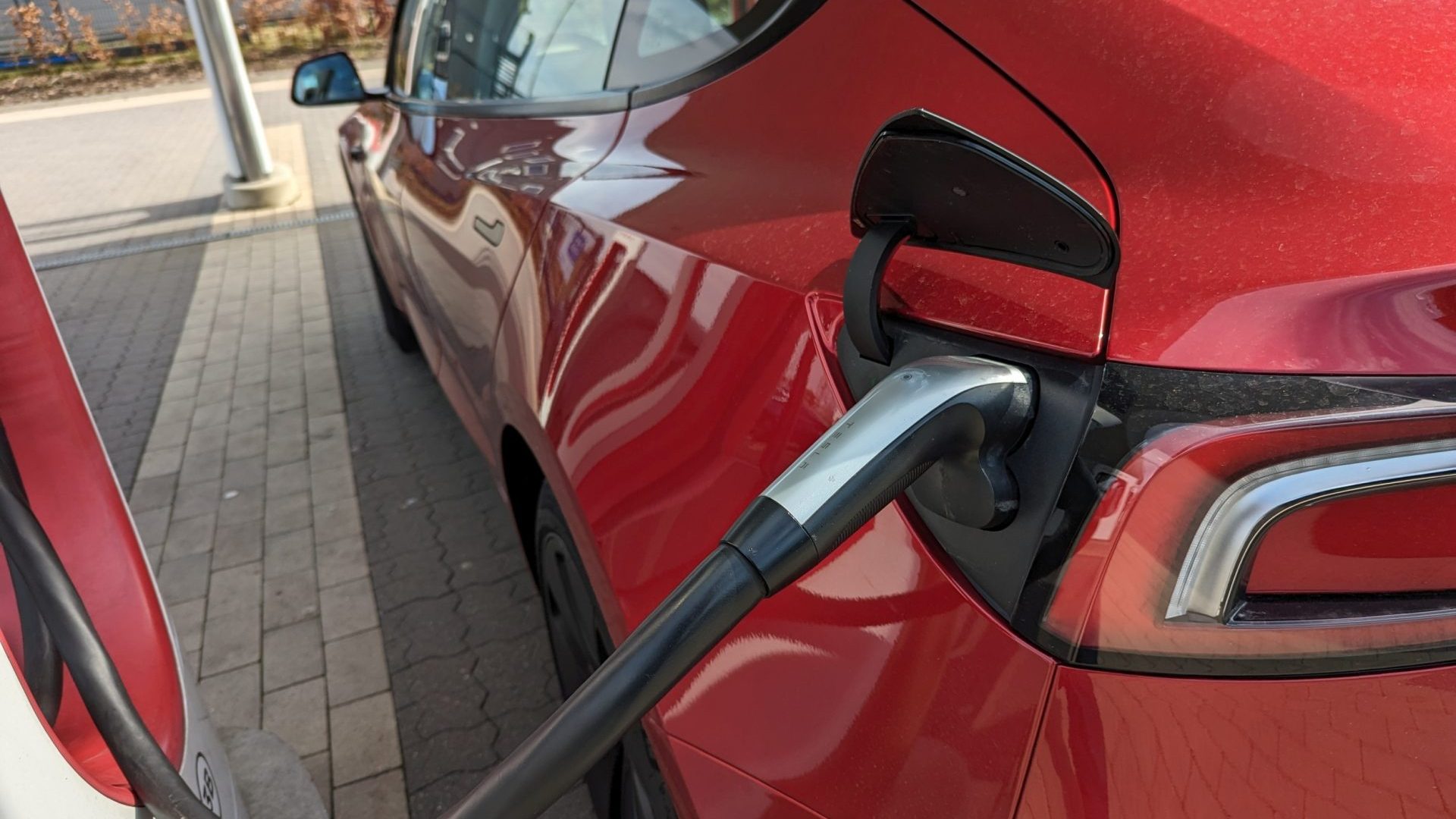 Tesla indfører fast takst på lynopladning i Danmark