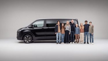 Elbil med plads til otte: Ford skærer 60.000 kroner af prisen