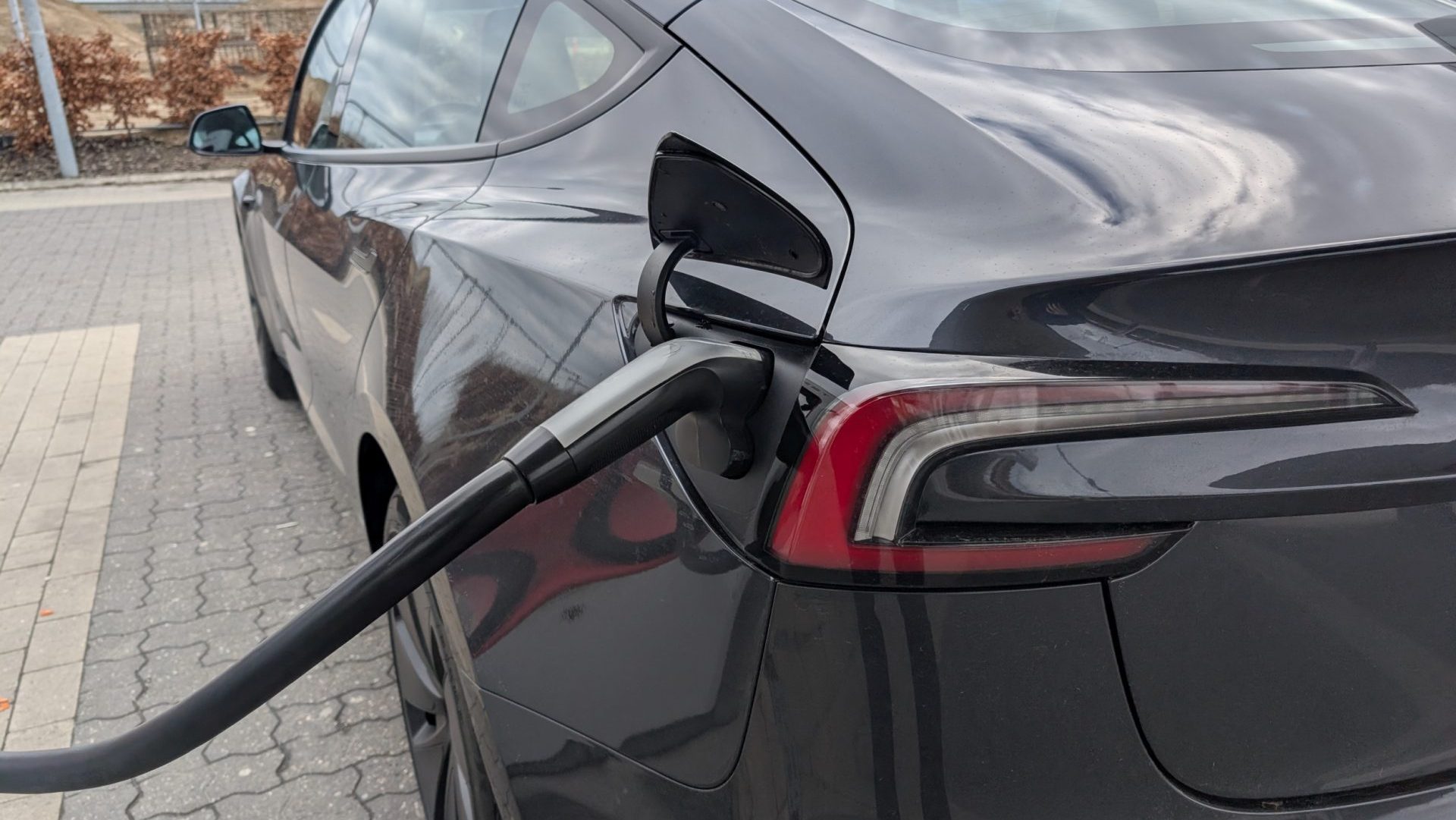 Din Tesla lader langsommere med årene