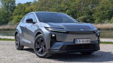 Toyotas elbilstrategi mødte kritik – nu ligner den et genialt træk