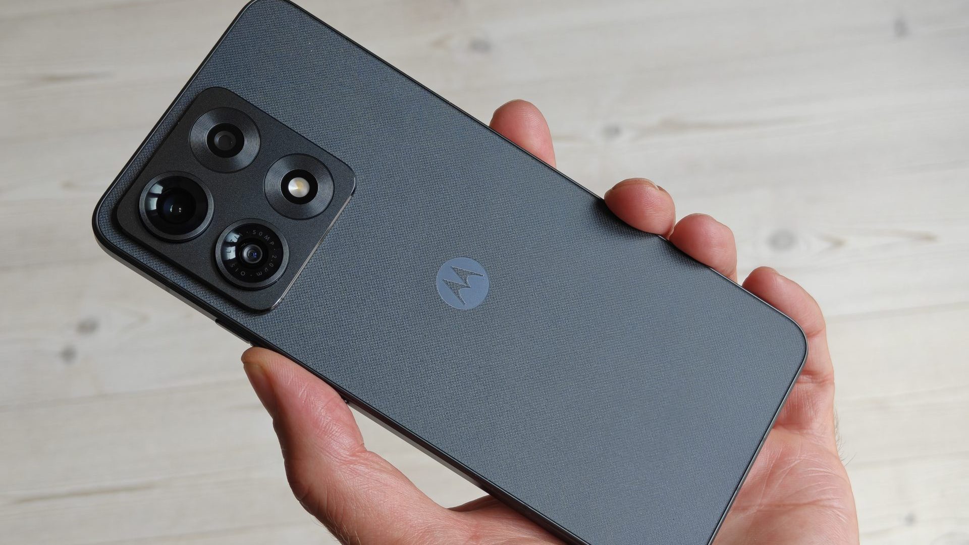 Test af Motorola Edge 70 Max – batteribombe med kræfter