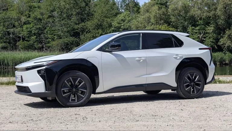 Toyota i historisk elbil-offensiv: Få tre års gratis bilforsikring