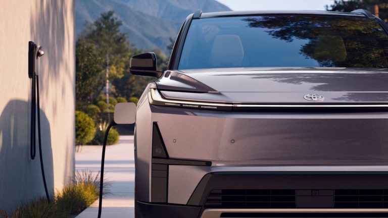 Toyota snyder os for lækker kæmpe-SUV