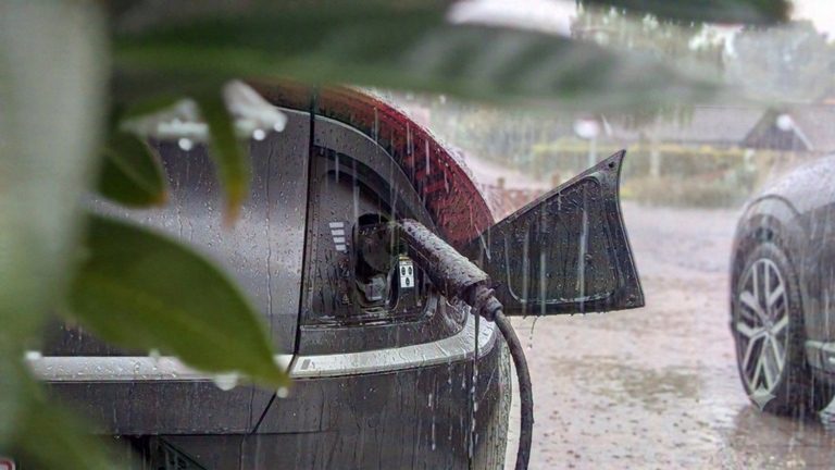 Må man oplade elbilen i regnvejr?