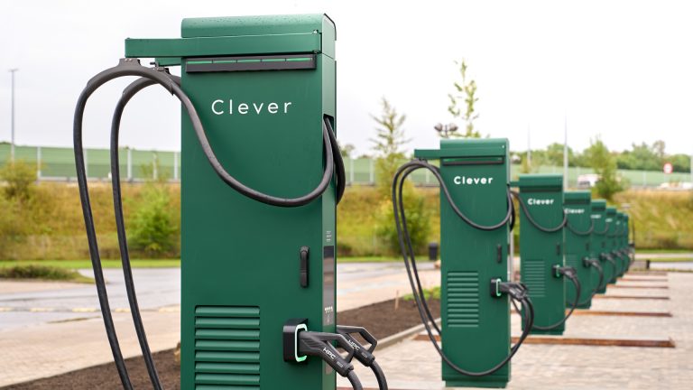 Clever klar med 1.000 kW ladere – slut med langsom opladning