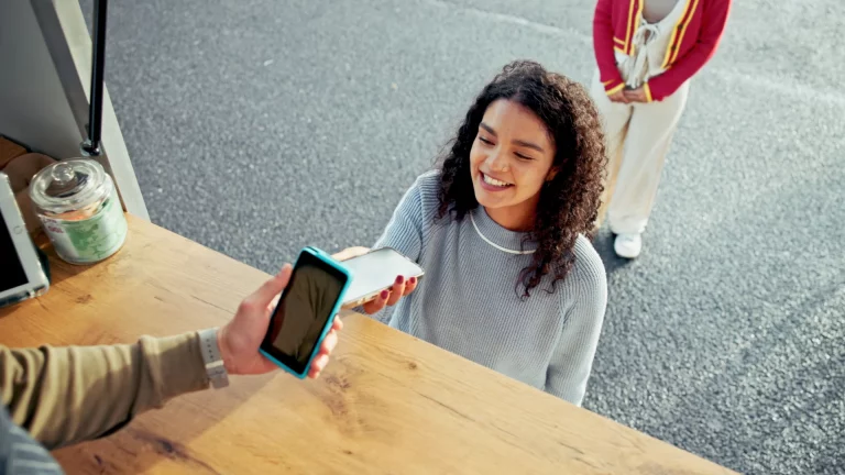 Nu kan børn ned til 7 år bruge MobilePay – galt eller genialt?