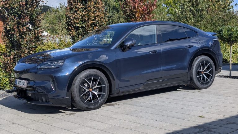 Porsche Cayenne kan lade trådløst – men det koster kassen
