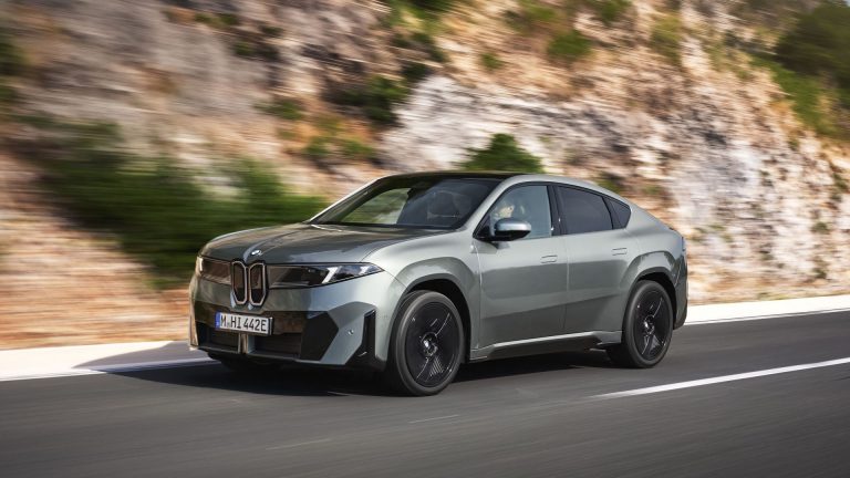 BMW iX4 er her: 828 km rækkevidde og lækre coupé-linjer