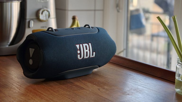 Test af JBL Xtreme 5: Råstyrke møder uventet fin lyd