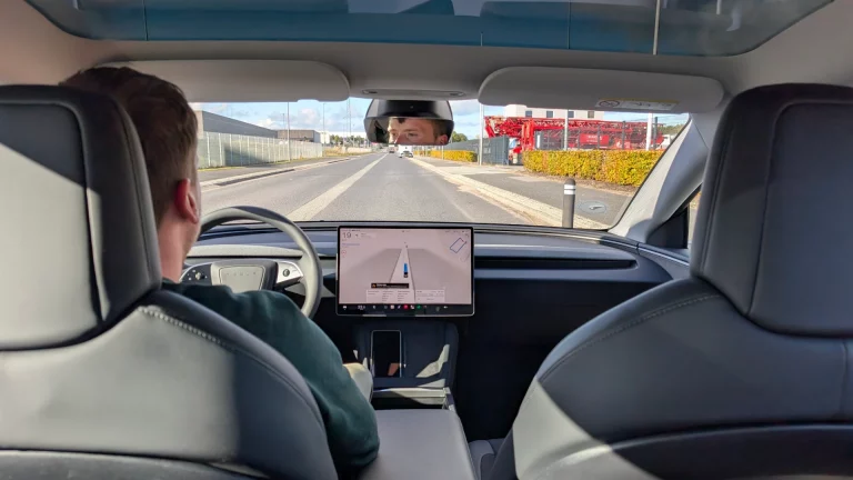 Test af Tesla Assisted Driving – lysår foran, men prisen er helt skæv